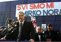 Ivo Sanader 11. 2. 2001. god. 
govori na splitskoj rivi, 
na protestnom skupu 
protiv izruenja hrvatskih 
generala Hakom tribunalu.